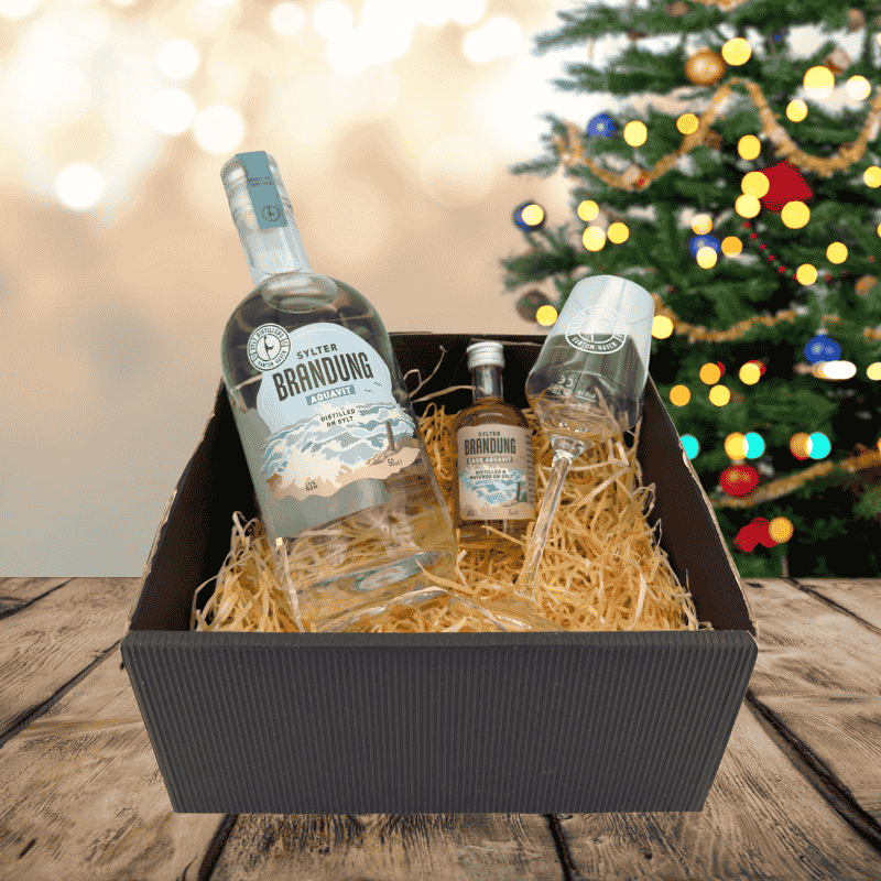 Christmas Aquavit Geschenkset - Sylter BRANDUNG Aquavit, Glas & Mini Cask Aquavit gratis